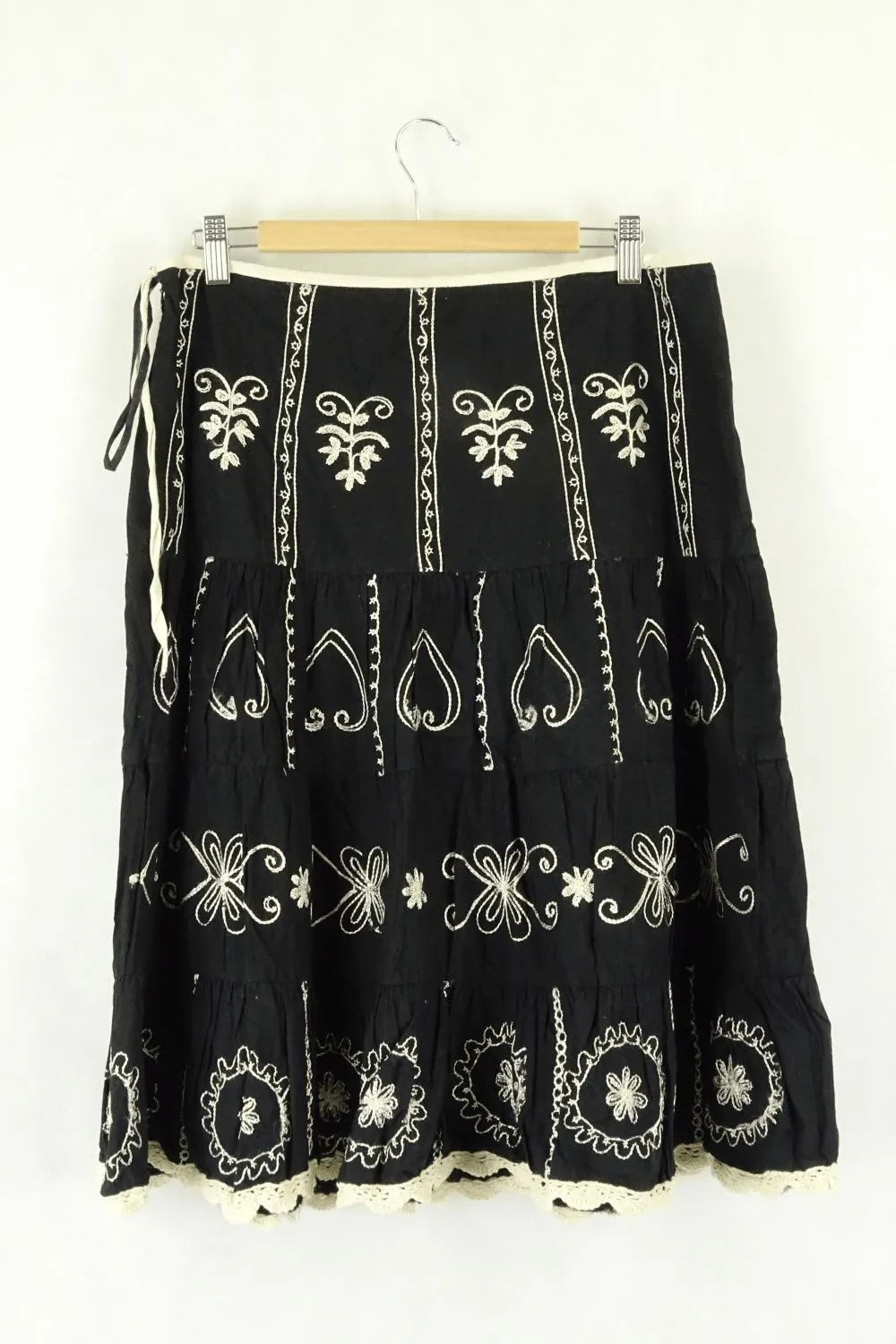 B. Young Xl Skirt Black And White