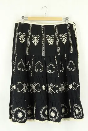 B. Young Xl Skirt Black And White