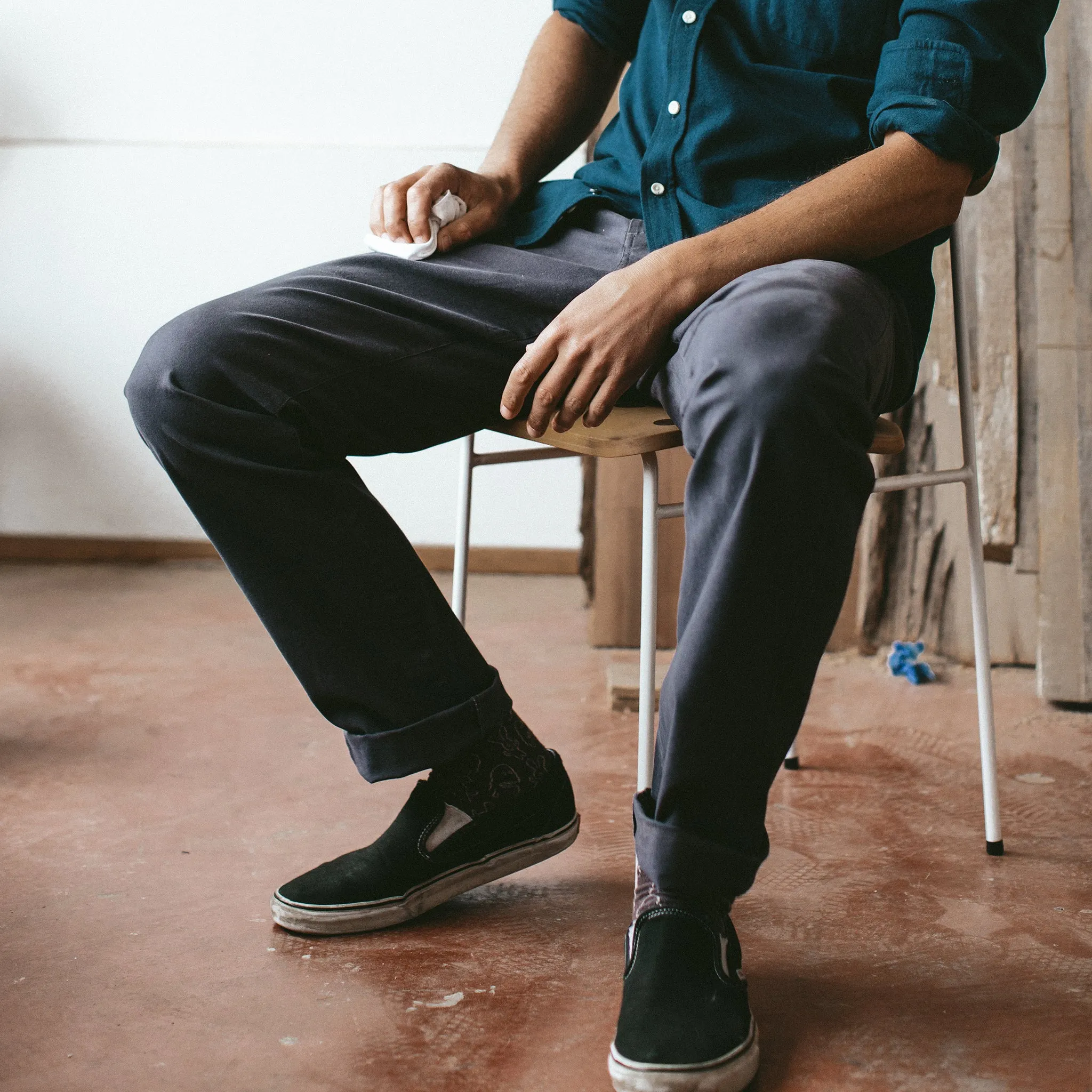 The Slim Chino in Organic Charcoal