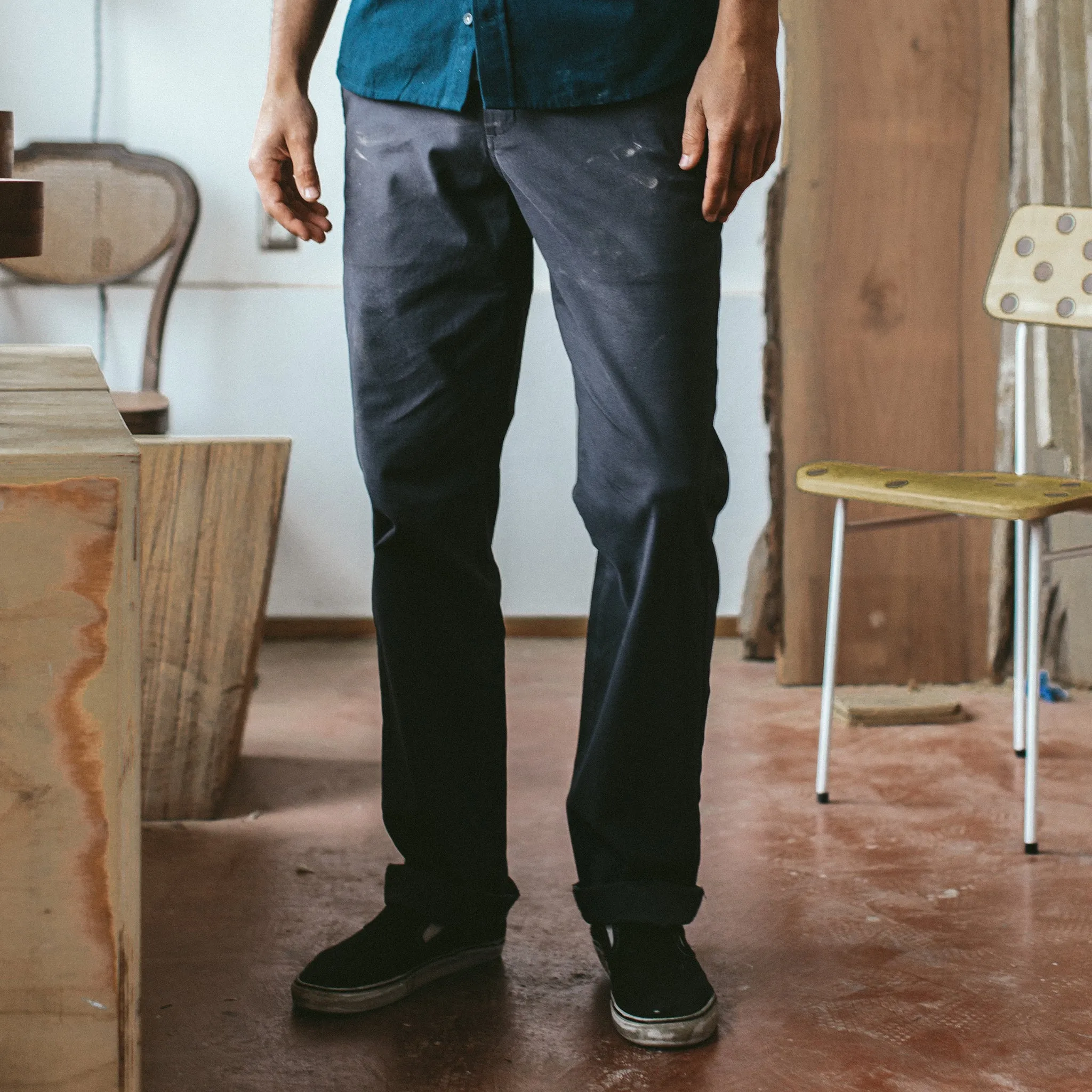 The Slim Chino in Organic Charcoal